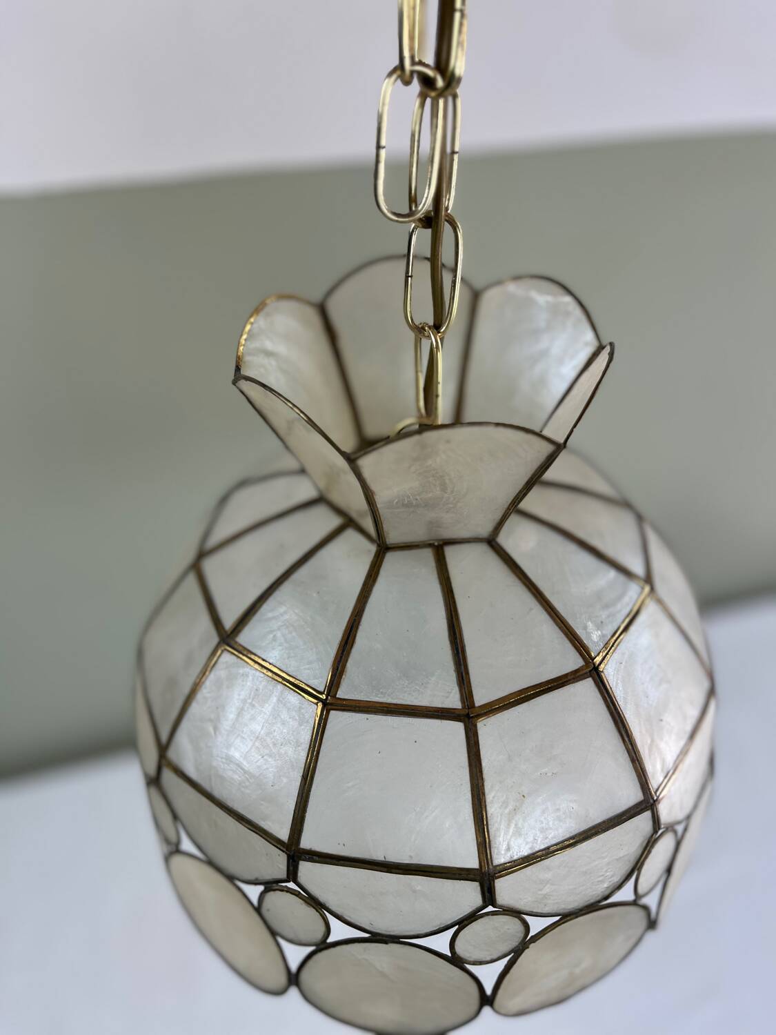 Mother-of-pearl suspension