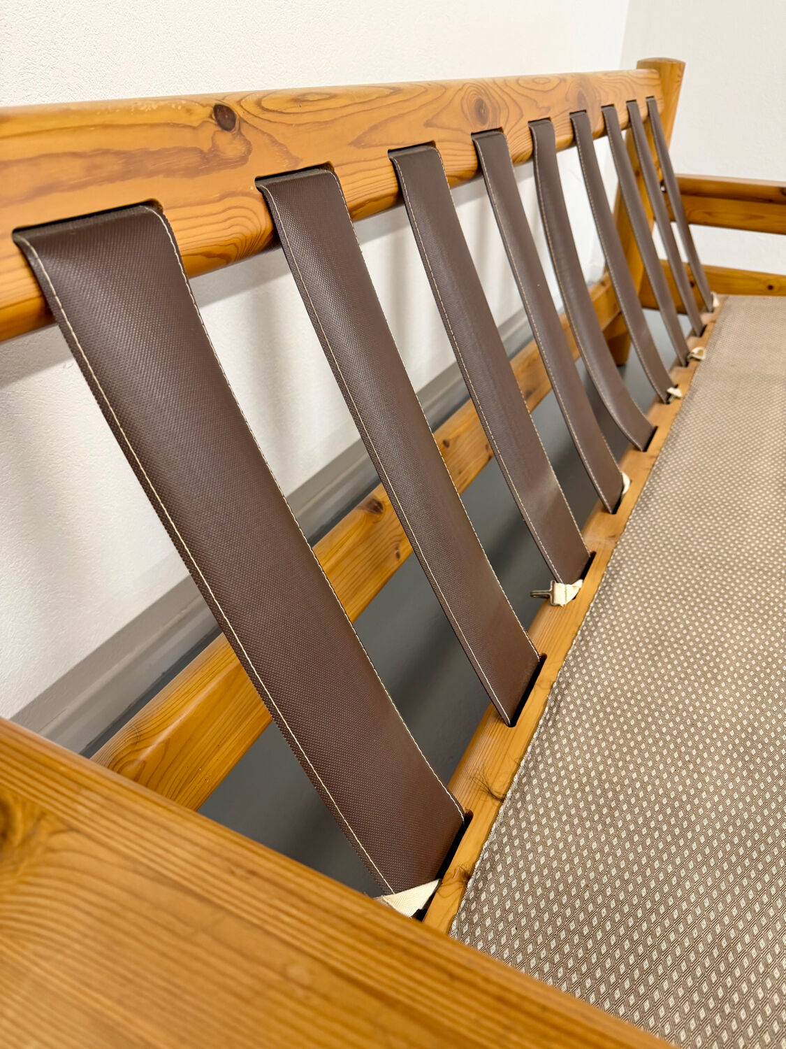 Canapé en pin massif et bouclette design scandinave des années 70