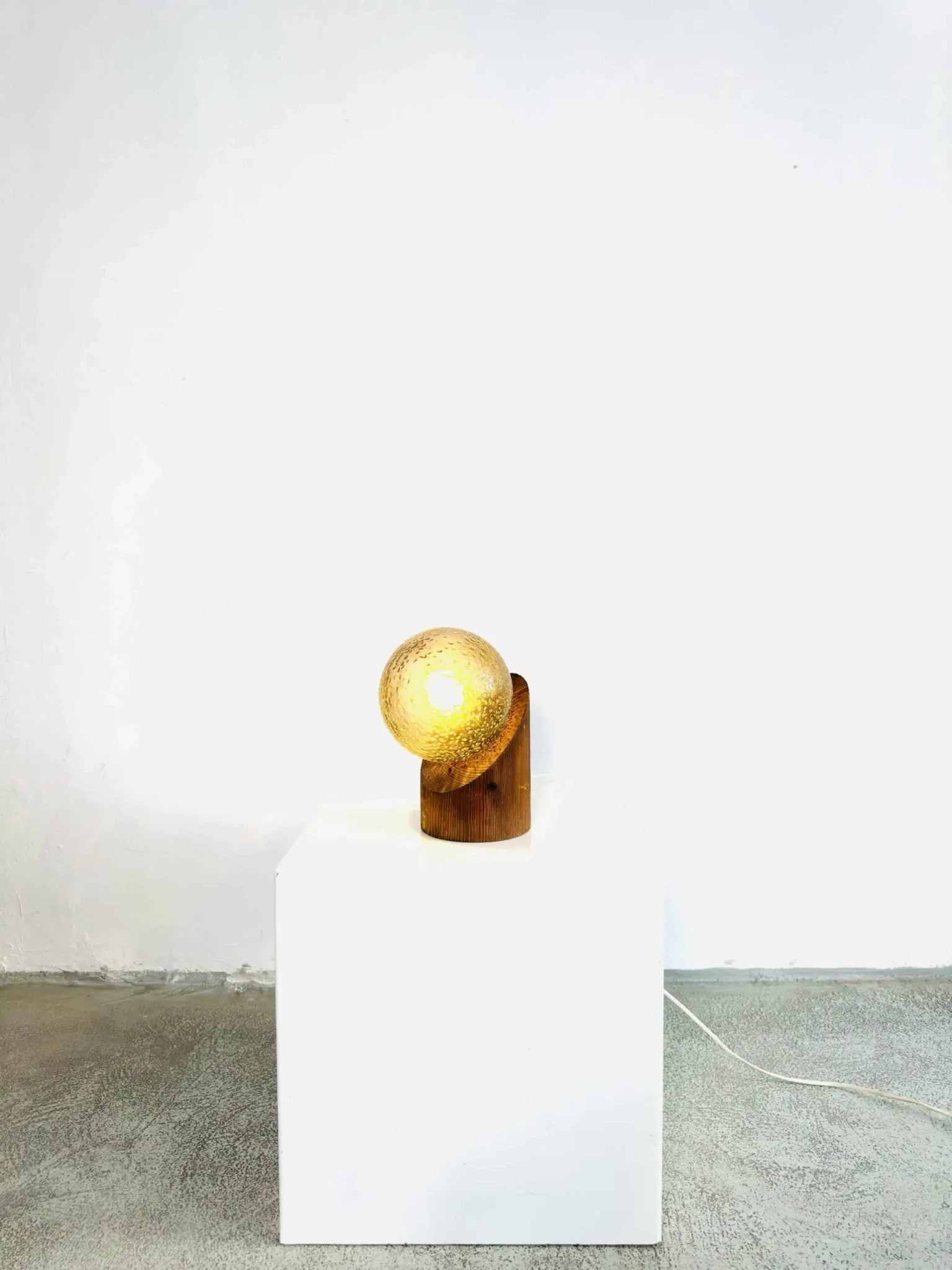 Lampe de table sphérique par Hustadt Leuchten, Allemagne, vers les années 1970.
