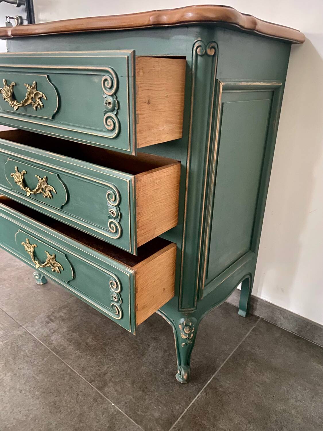 Commode bois massif relooké vert pinède patiné