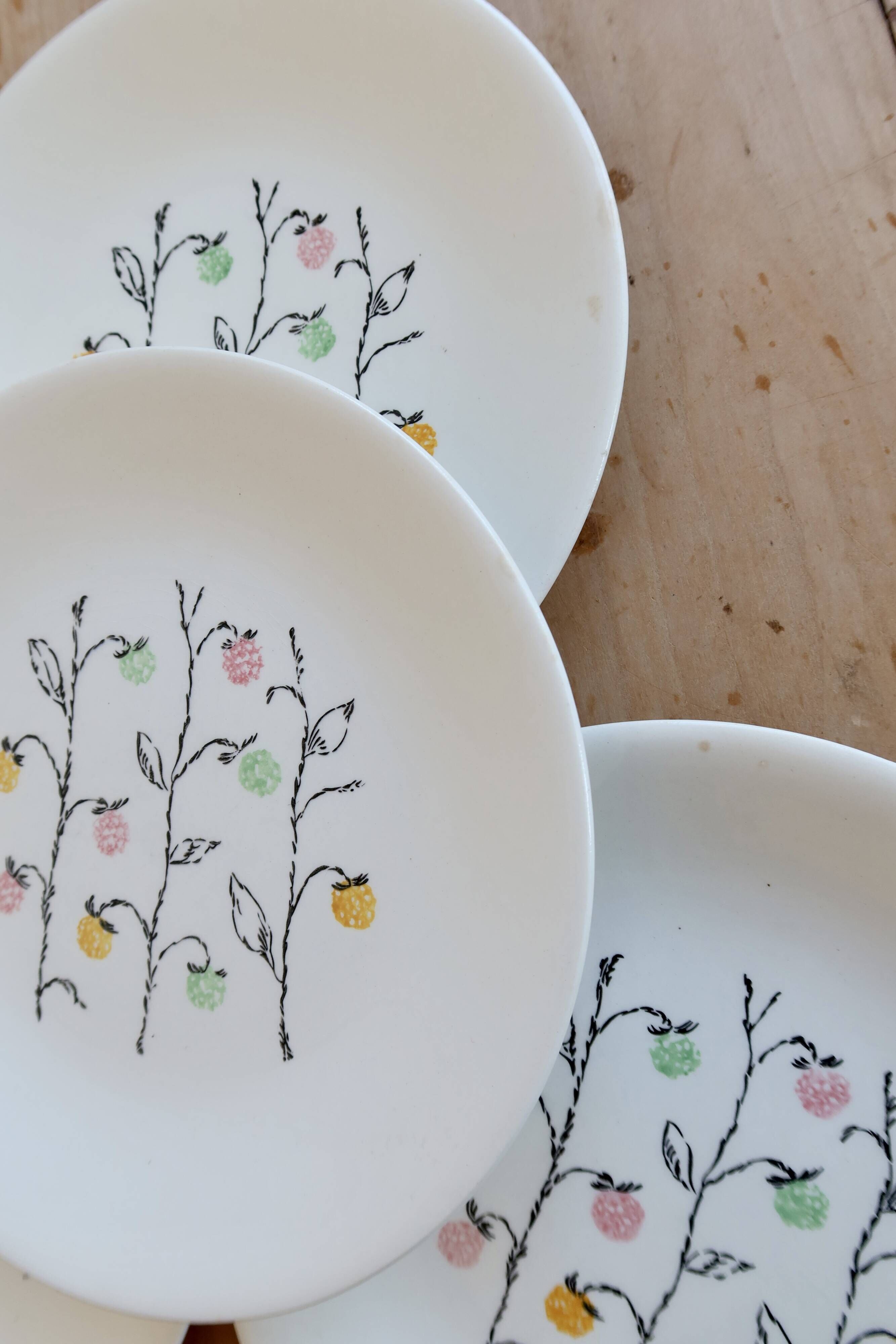 4 vintage flat plates in Gien earthenware, model Marie-Claire.
