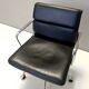 Chaise en cuir noir postmoderne avec coussin souple Charles & Ray Eames pour ICF