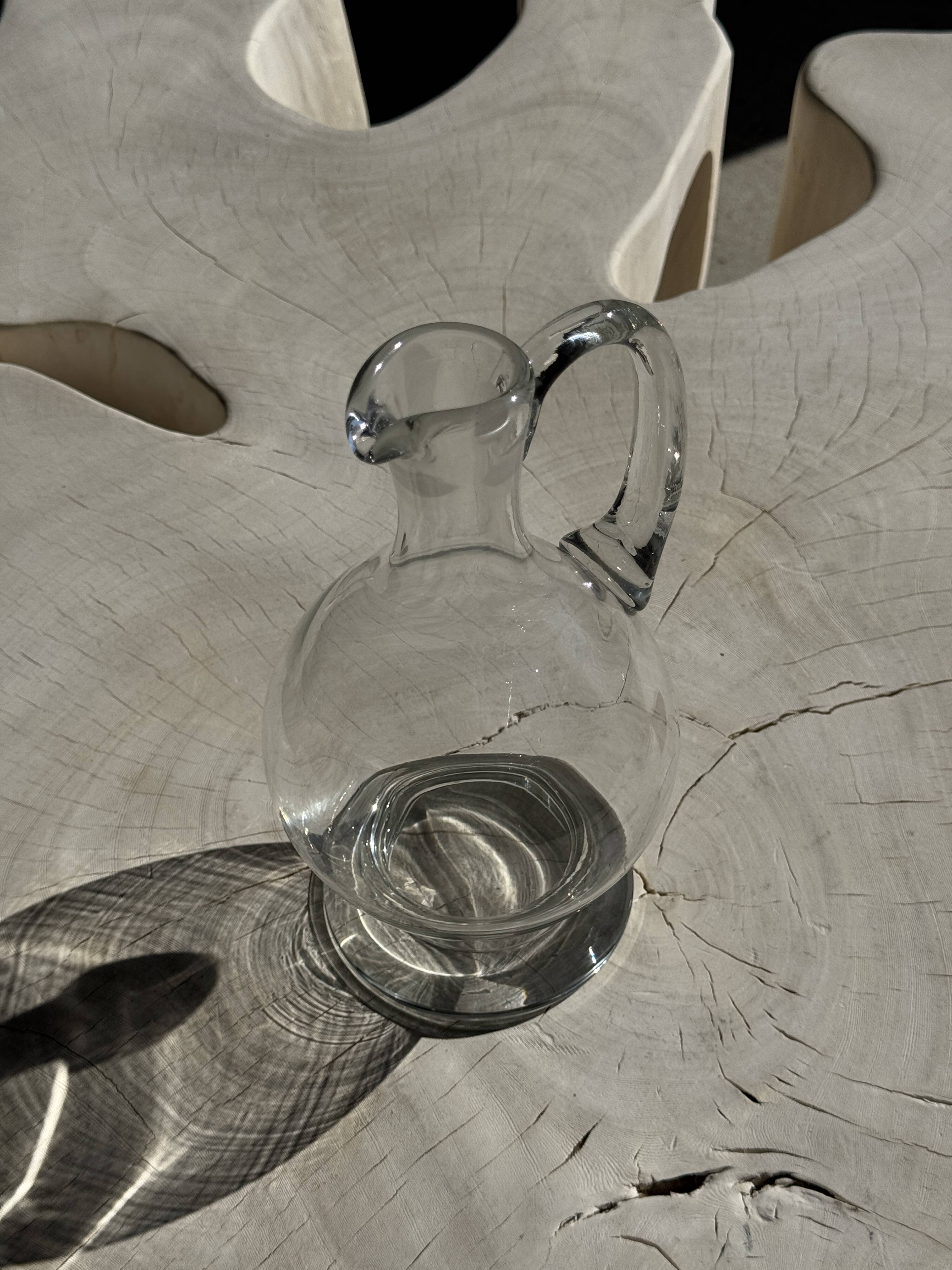 Carafe en verre à bec verseur et anse