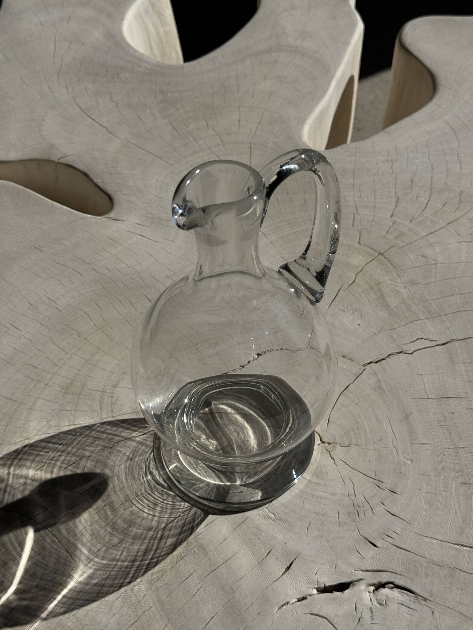 Carafe en verre à bec verseur et anse