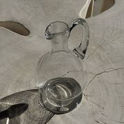 Carafe en verre à bec verseur et anse