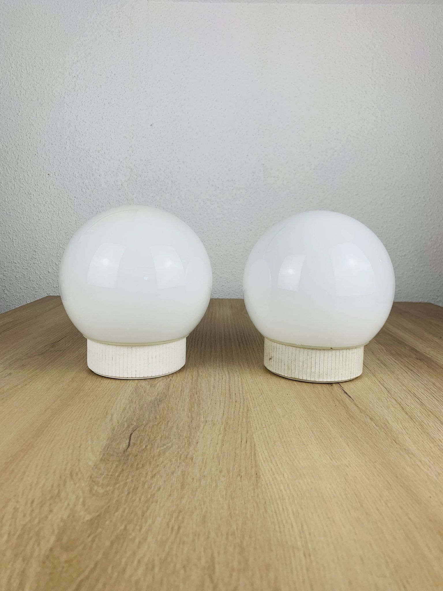 Paire d'appliques globe opaline vintage, plafonniers