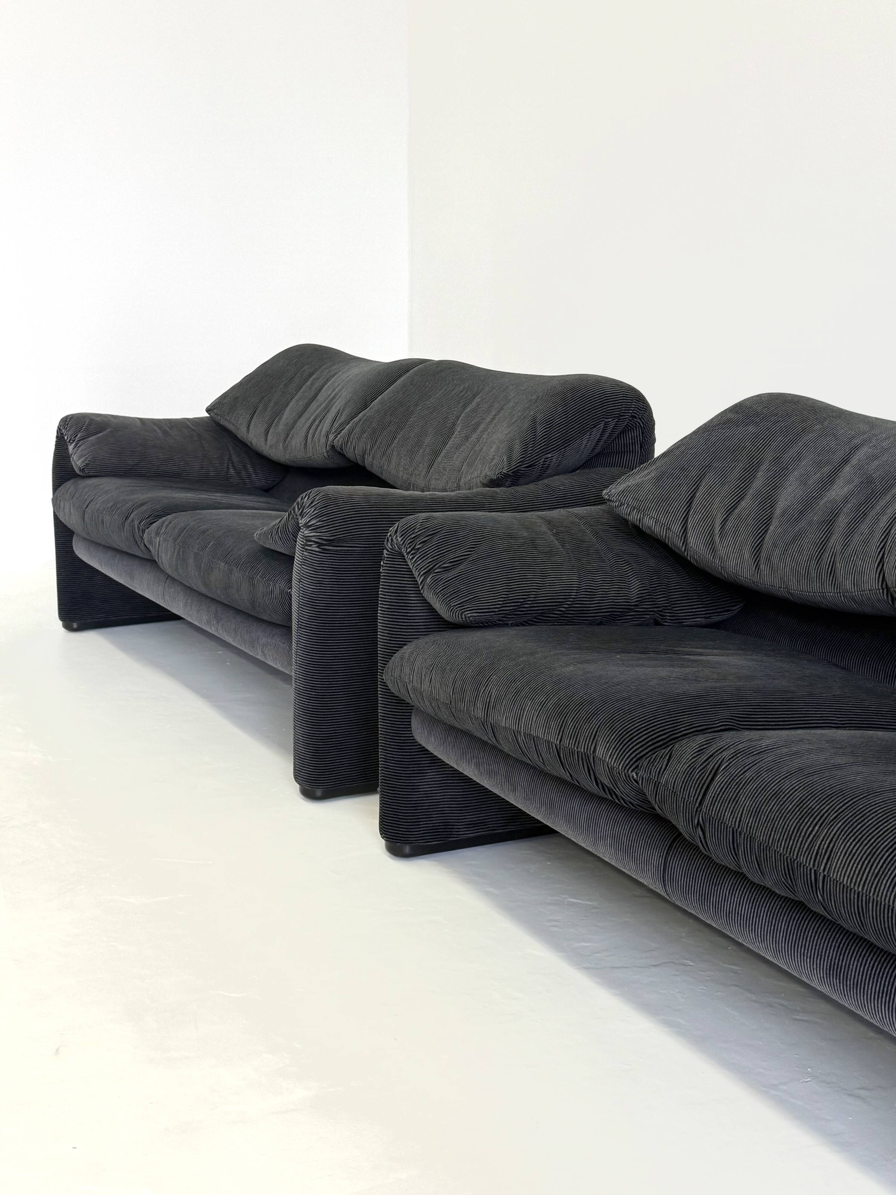 Cassina Maralunga 2 places noir-gris par Vico Magistretti