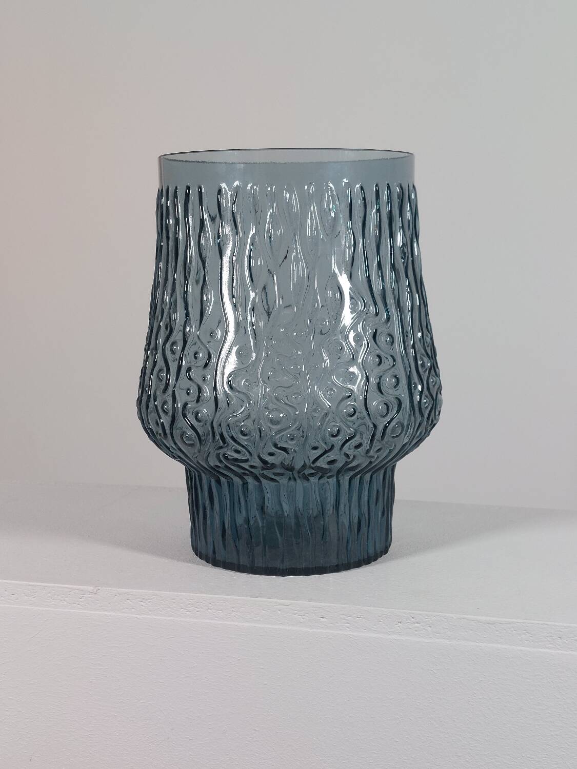 Vase vintage en verre pressé gris-bleu à décor ondulé