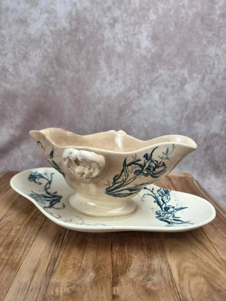 Saucière ancienne Gien Iris en terre de fer, fin XIXe siècle