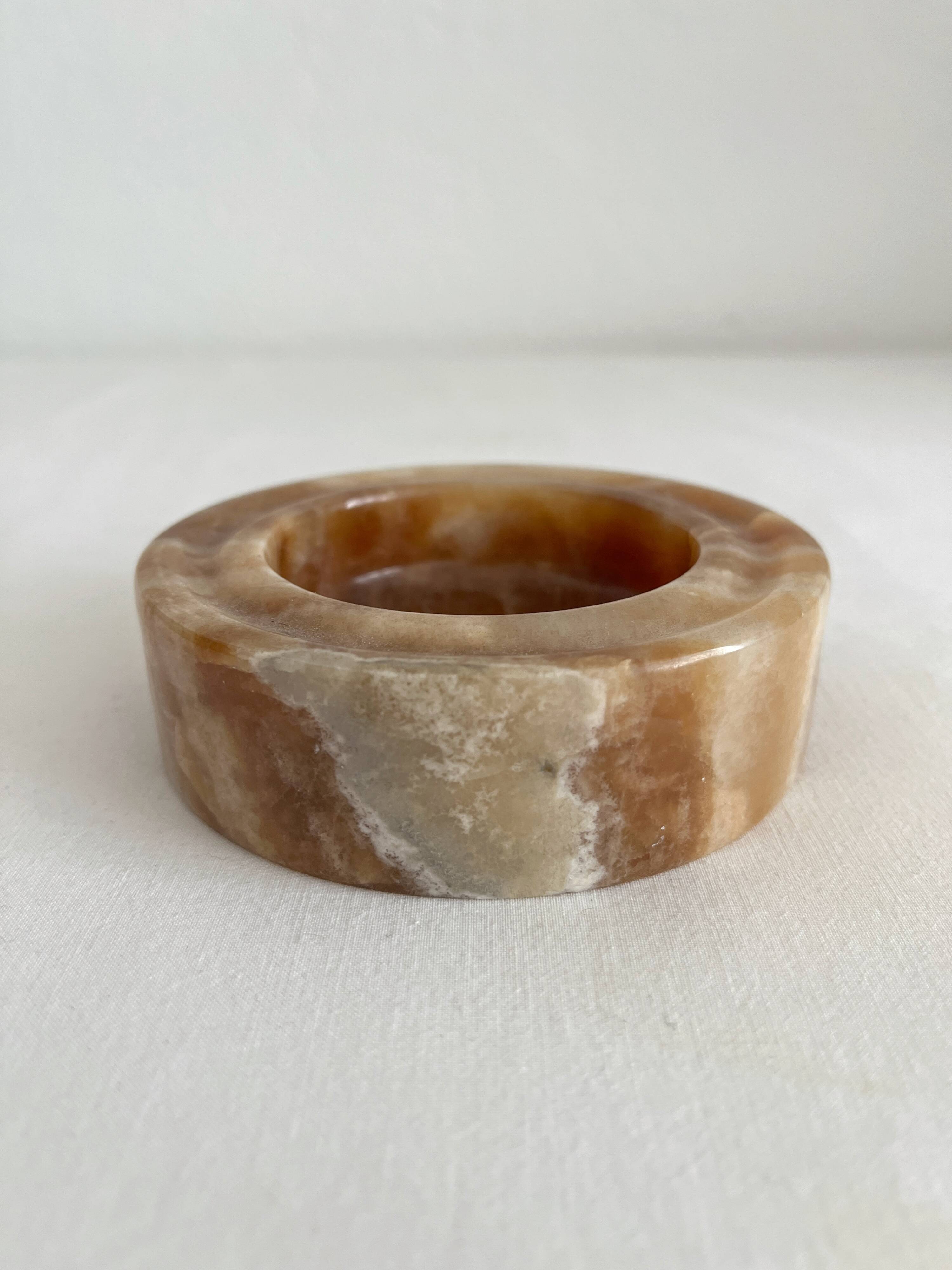 Straight round ashtray in vintage alabaster or onyx