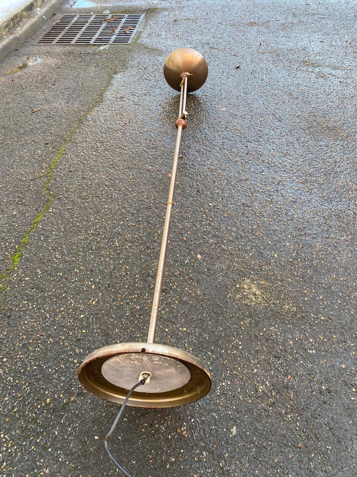 Vintage articulated floor lamp in gilded bronze and solid wood 1950.