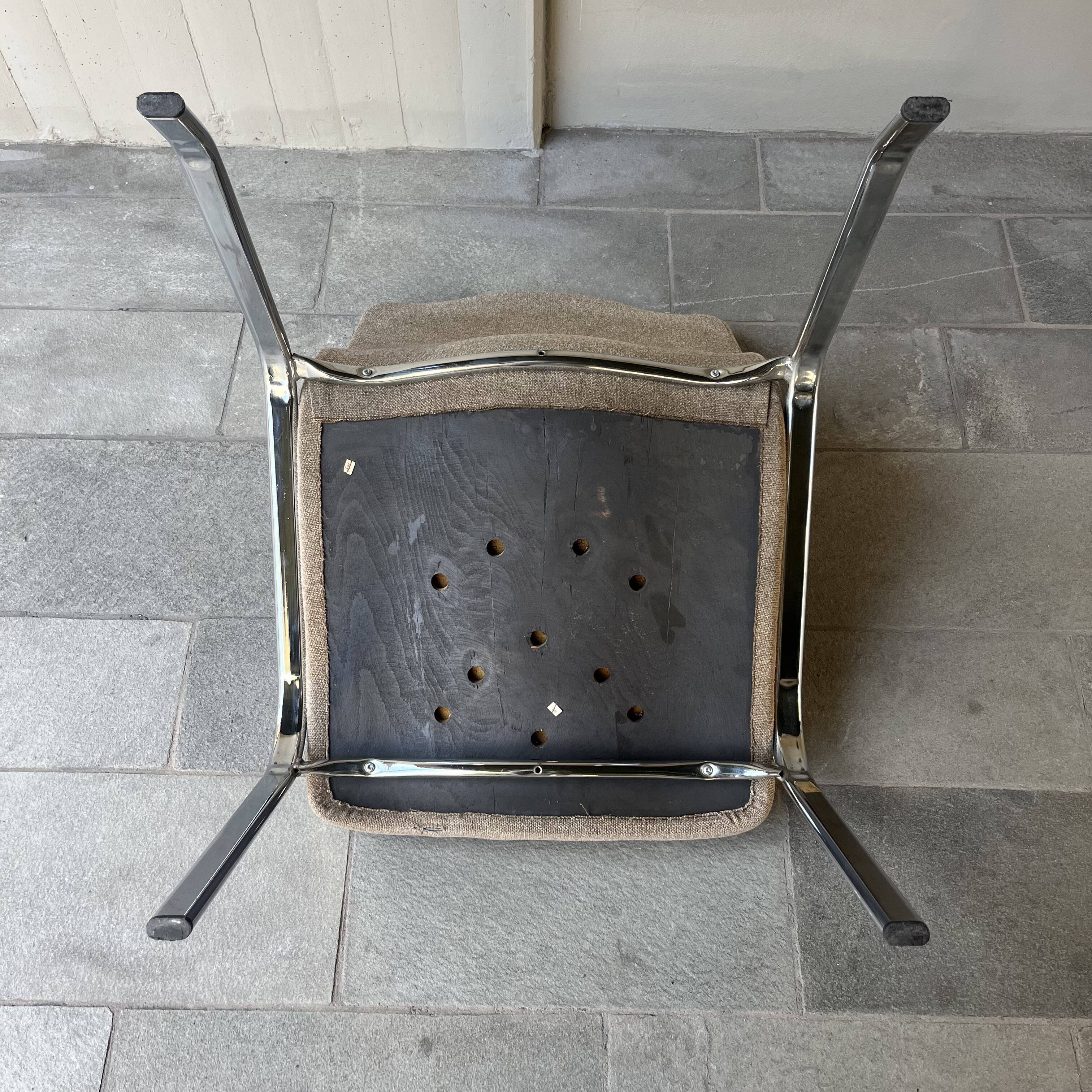Fauteuil bas vintage chrome et tissu gris/beige