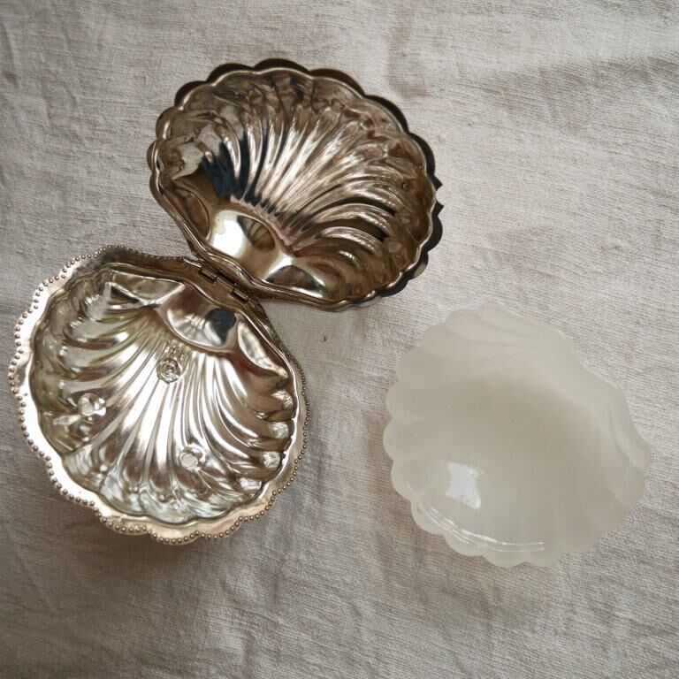 Soap dish or shell tray in silver metal