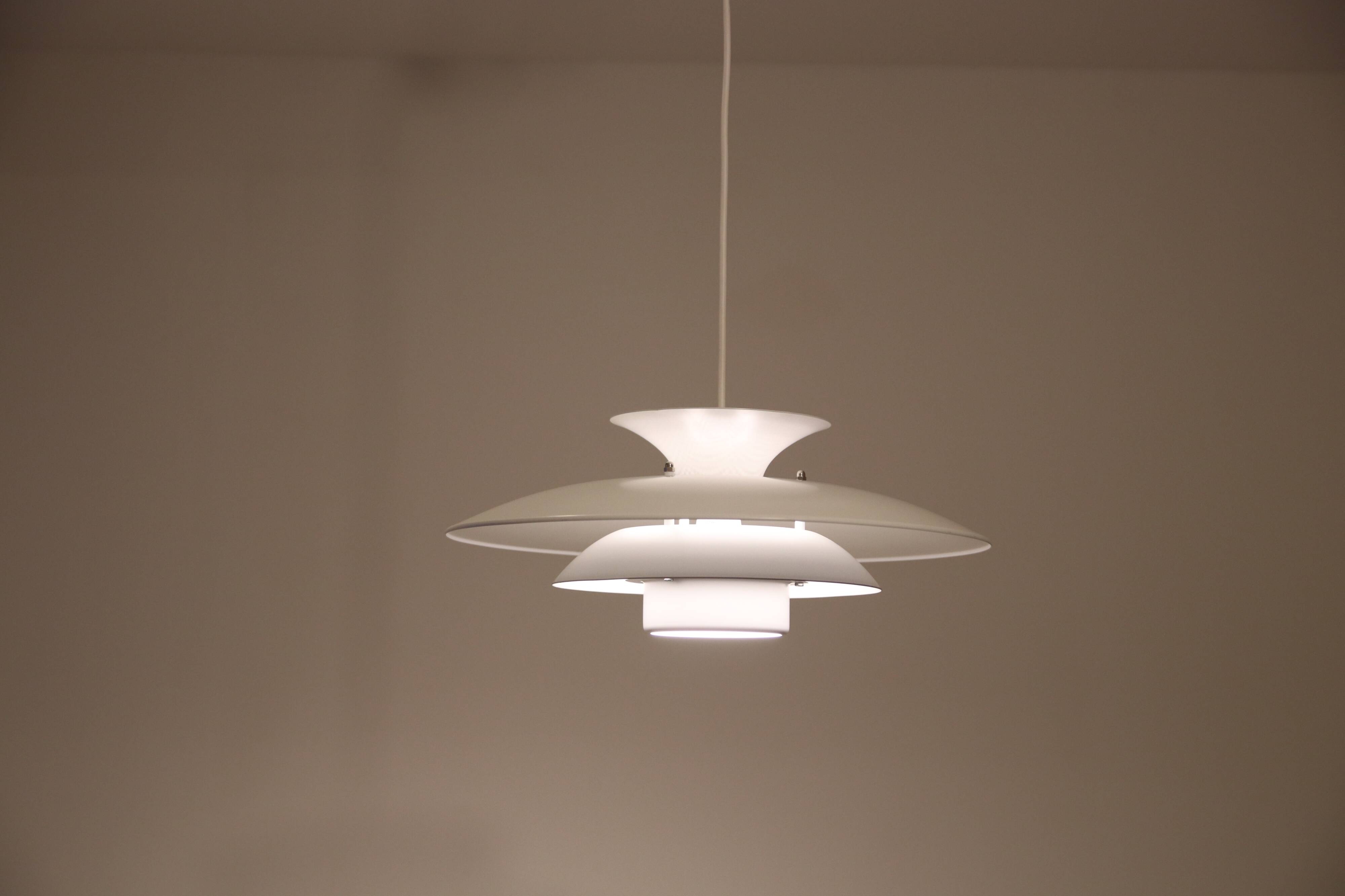Lampe suspendue vintage blanche de design danois