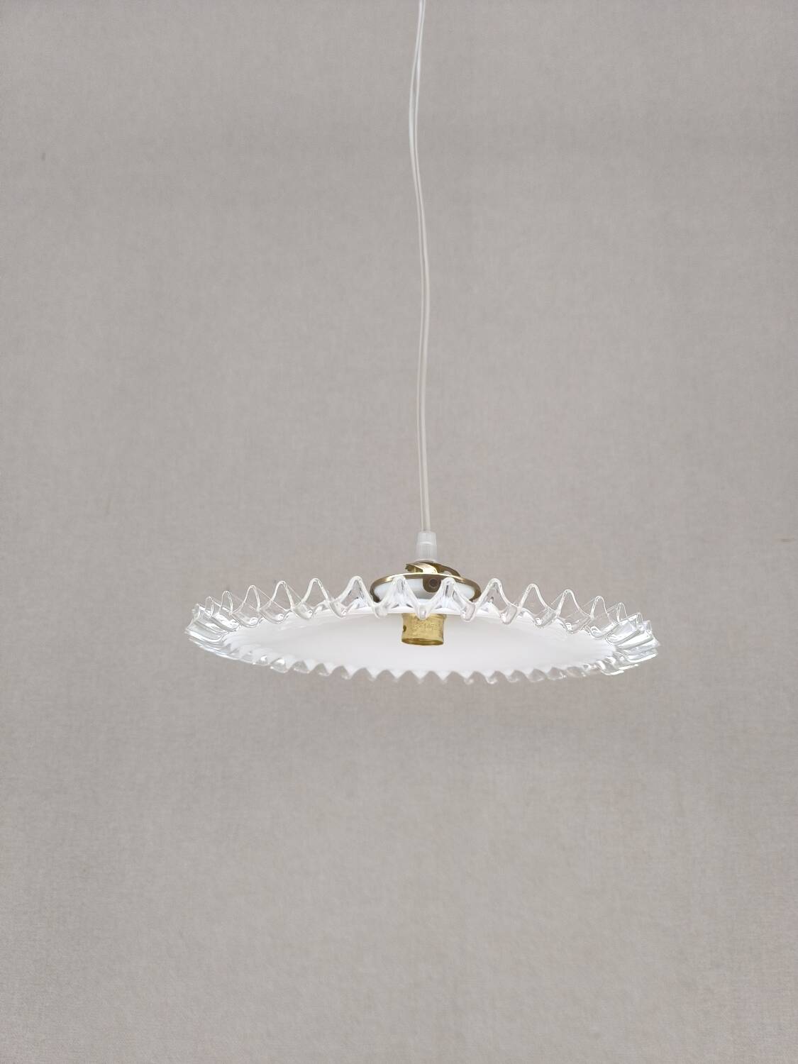 Notched white opaline suspension