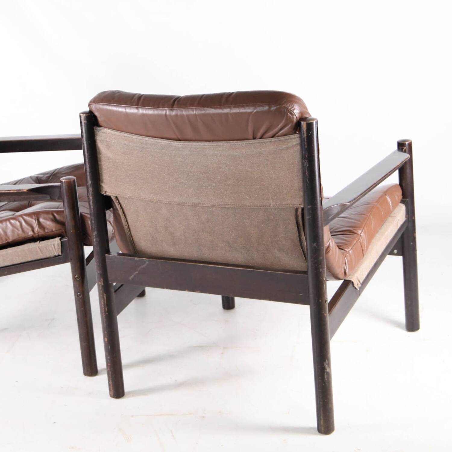 Paire de fauteuils en cuir