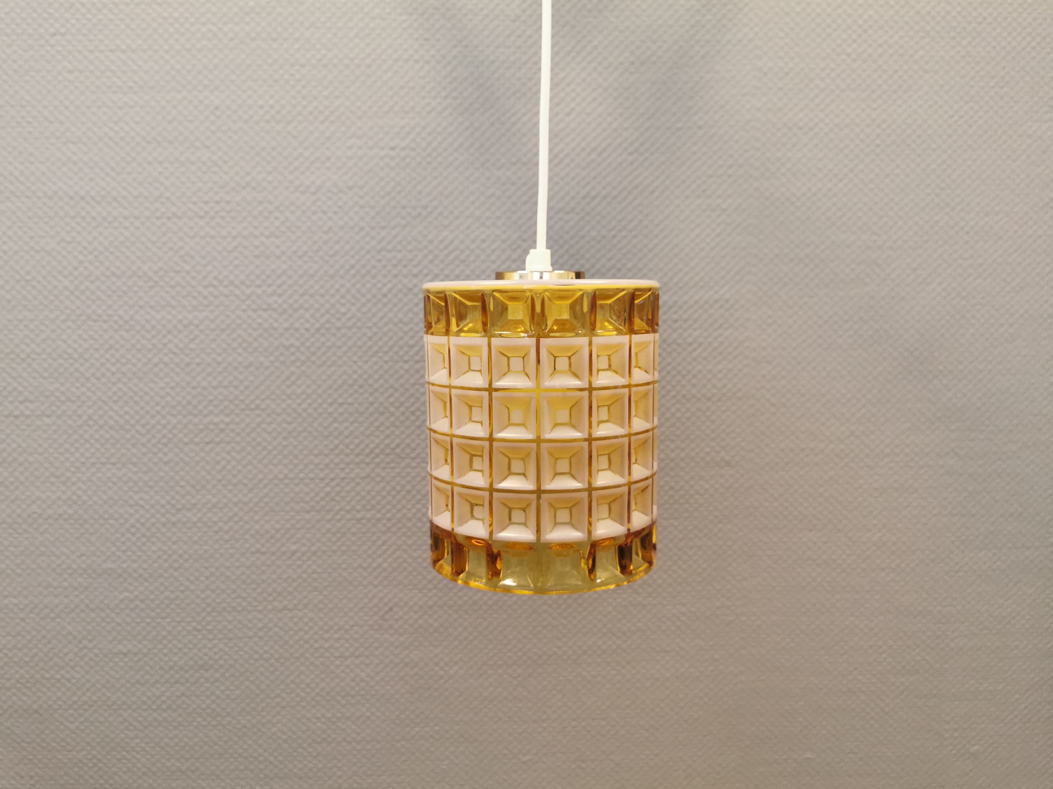 Suspension, en verre de couleur ambre uni et des détails de couleur laiton