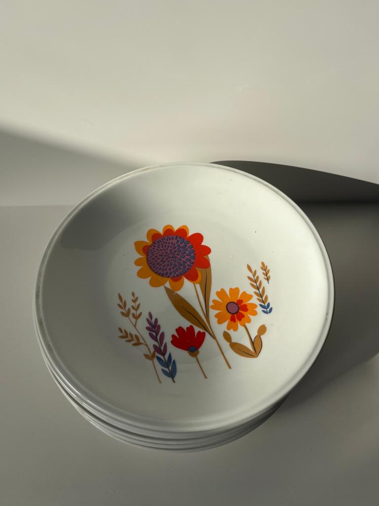 Ensemble vintage d'assiettes porcelaine de Sologne à motif floral stylisé
