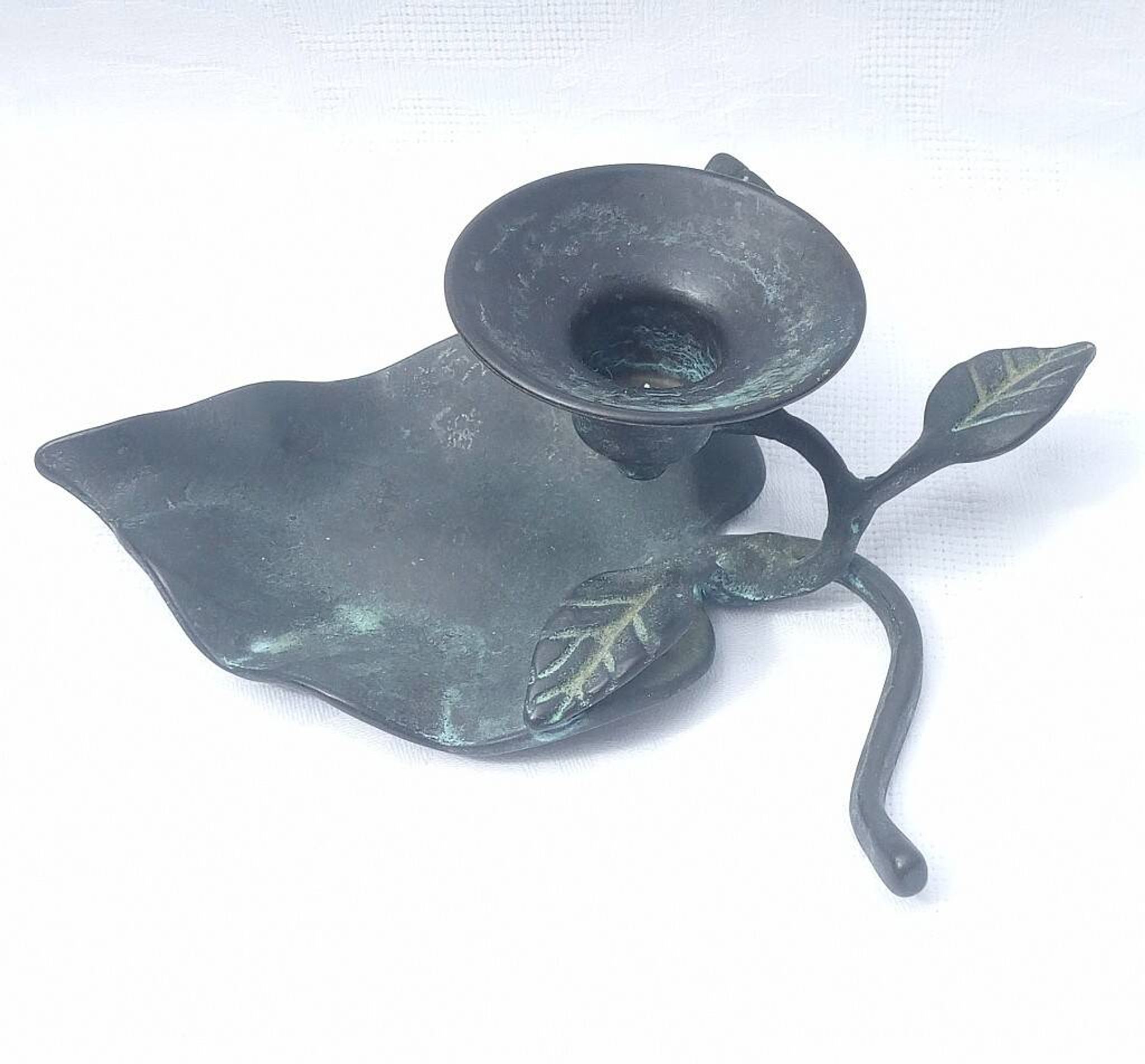 Bougeoir en bronze patiné en forme de fleur