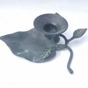 Bougeoir en bronze patiné en forme de fleur