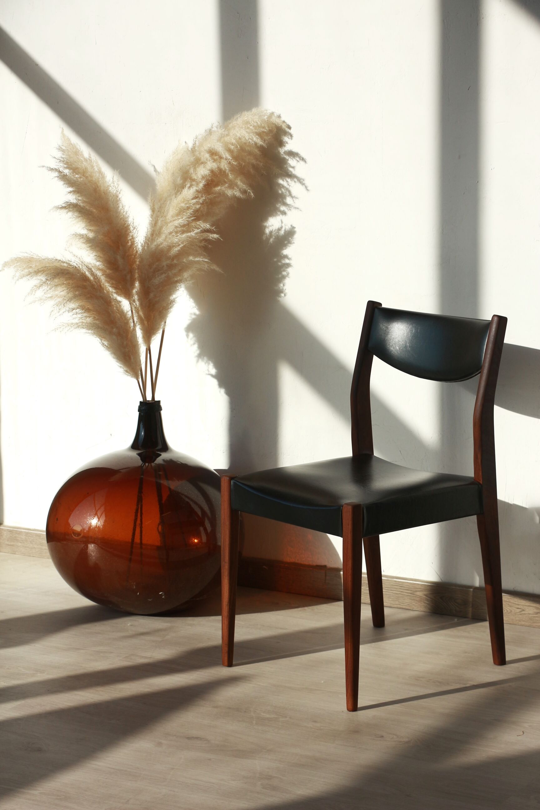 Series of 6 chairs in skai and teak