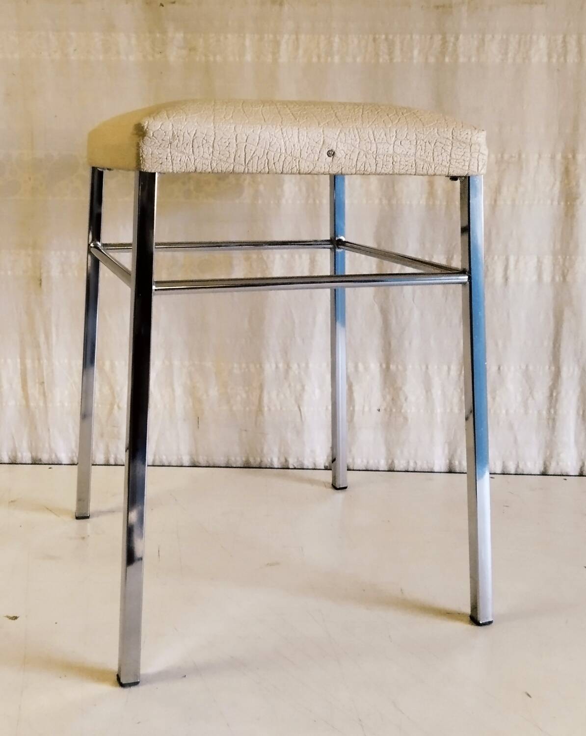 Tabouret vintage en métal chromé et similicuir blanc - mid. XXeme