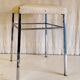 Tabouret vintage en métal chromé et similicuir blanc - mid. XXeme