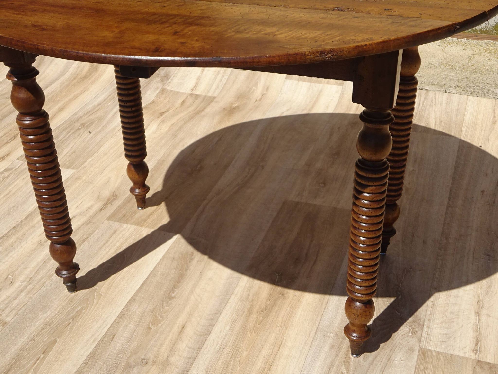Ancienne table console en noyer, pieds en cuillère de miel