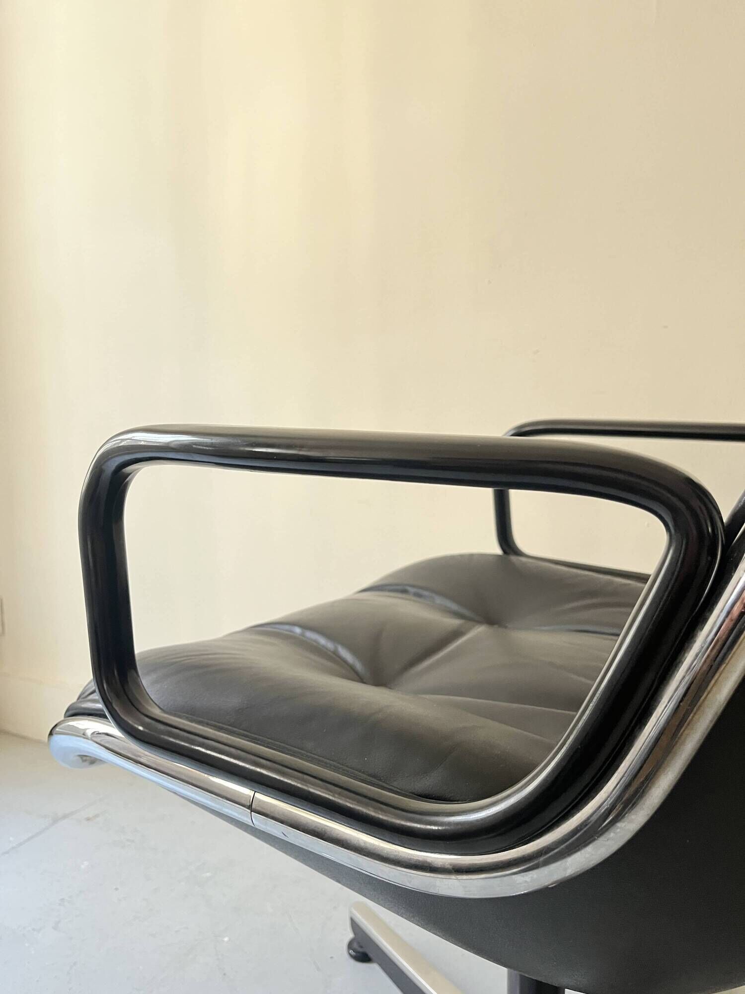 Black leather office chair and armrest by Charles Pollock for Knoll International