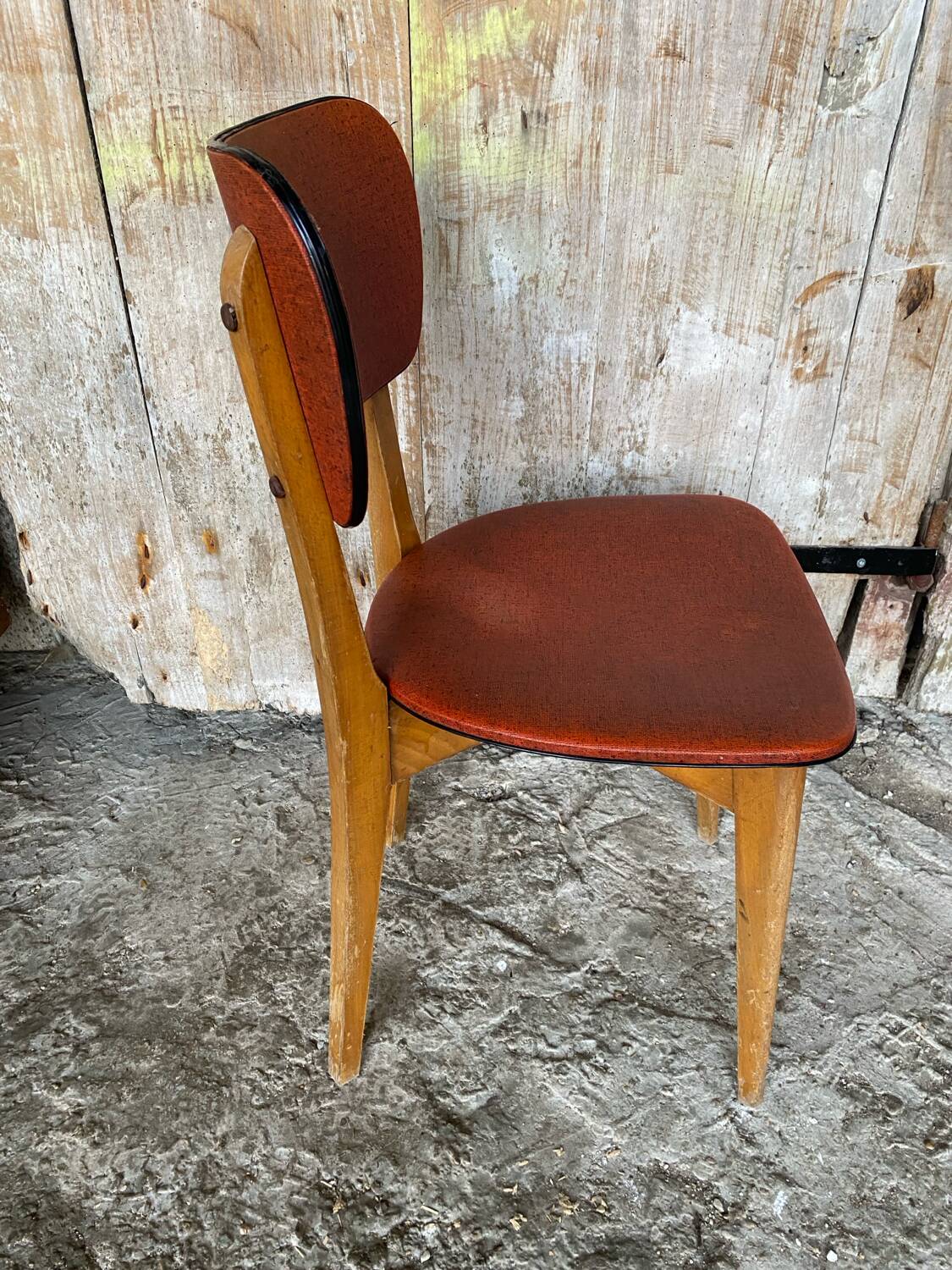 Ancienne Chaise Bois Pieds compas Vinyle Rouge Années 60