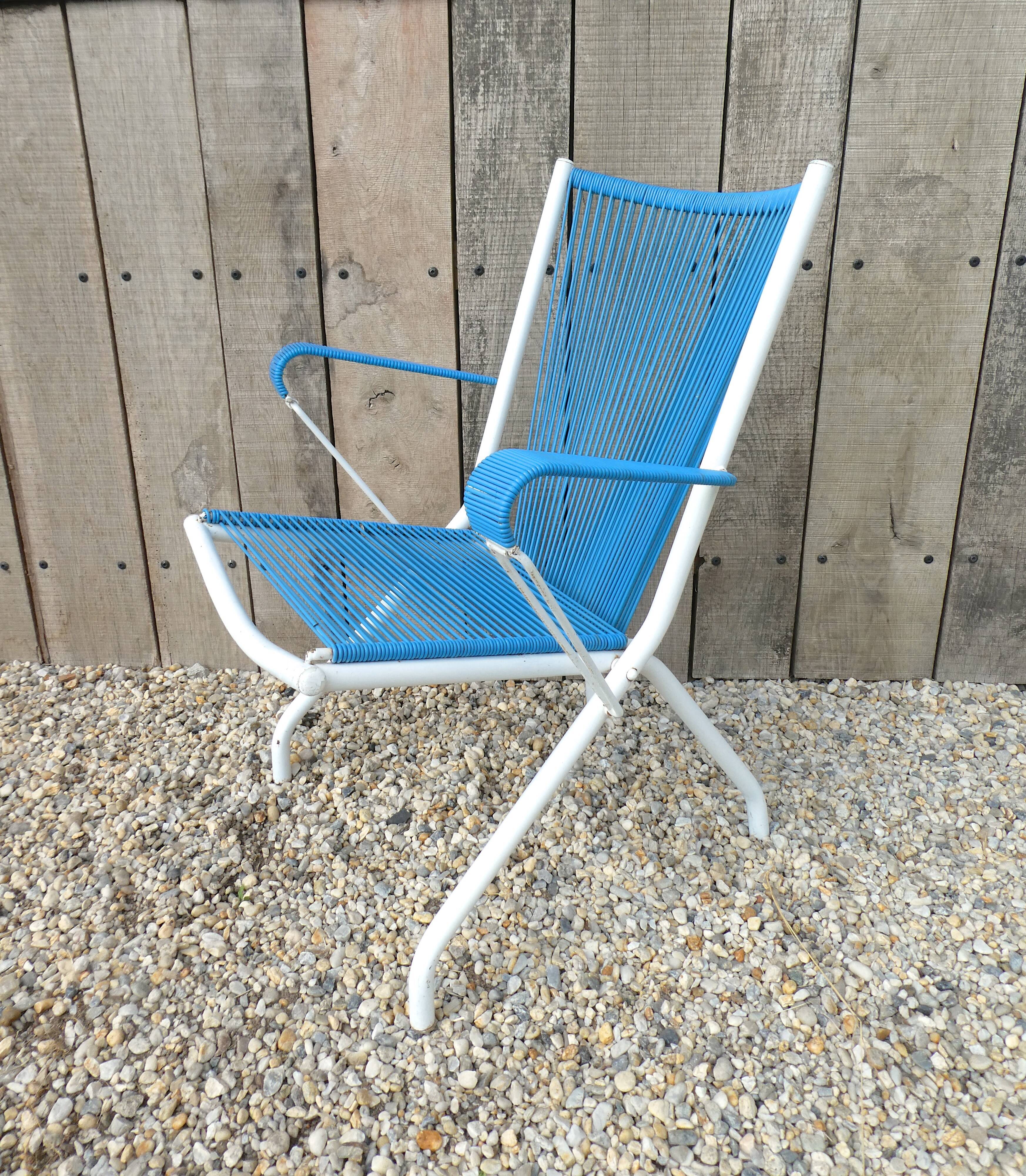 Fauteuil pliant en métal et scoubidou bleu