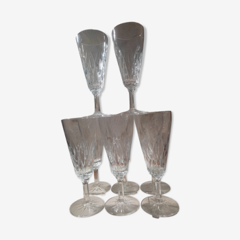 8 champagne flutes with diamond patterns