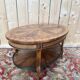 Table basse ovale – Style Louis XVI – Marqueterie, galerie laiton, sabots b