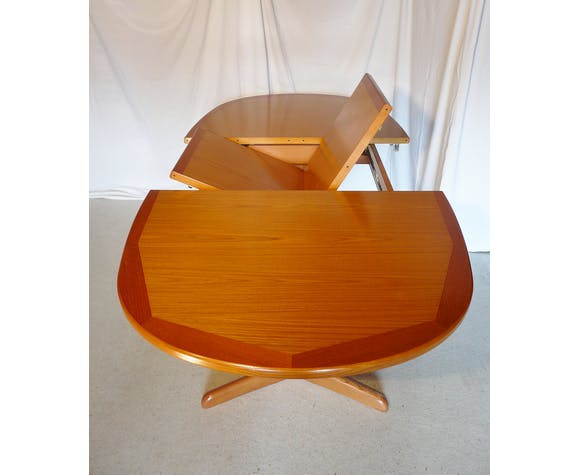 Scandinavian extendable oval table in G Plan teak