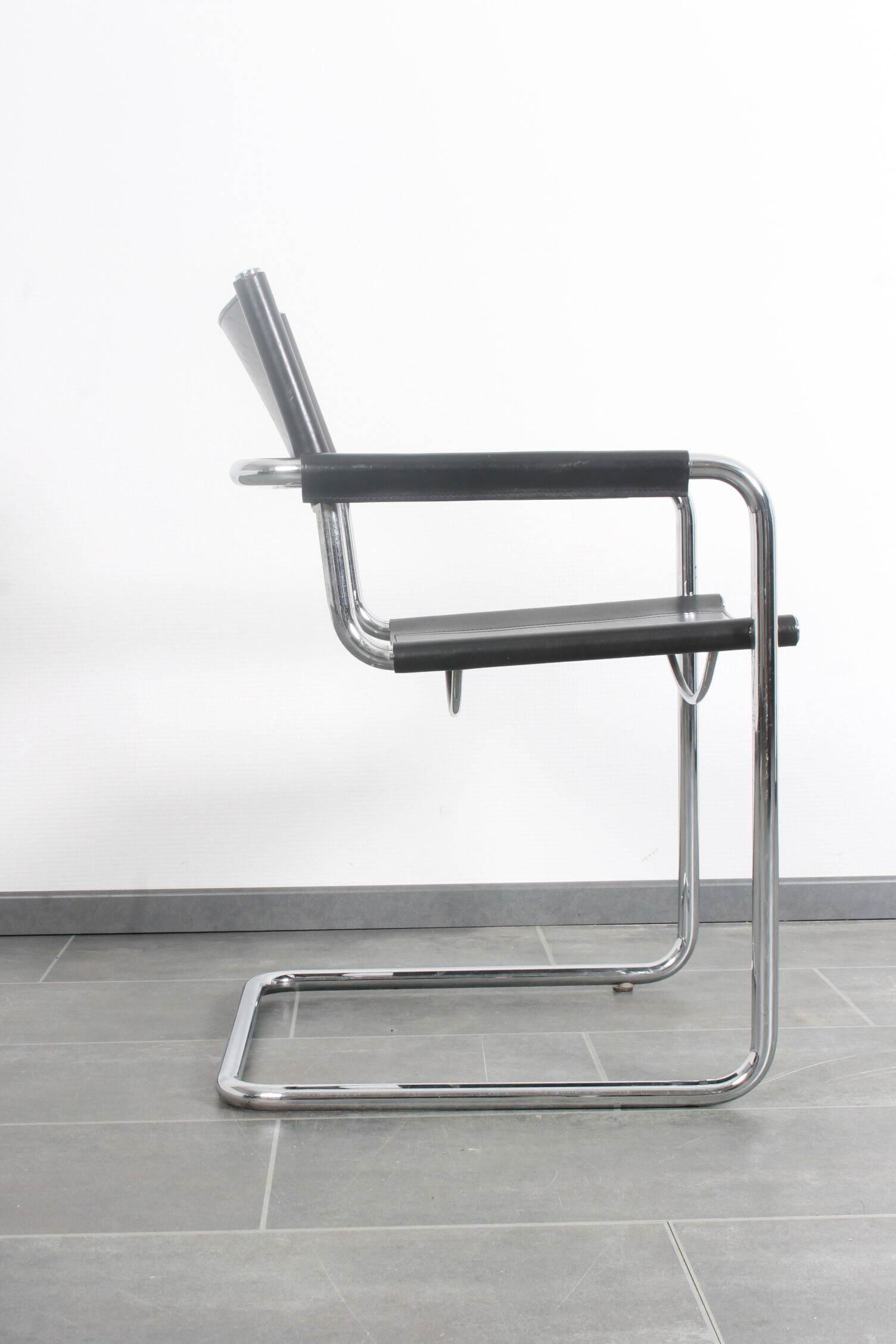 Chaise cantilever. de Matteo Grassi