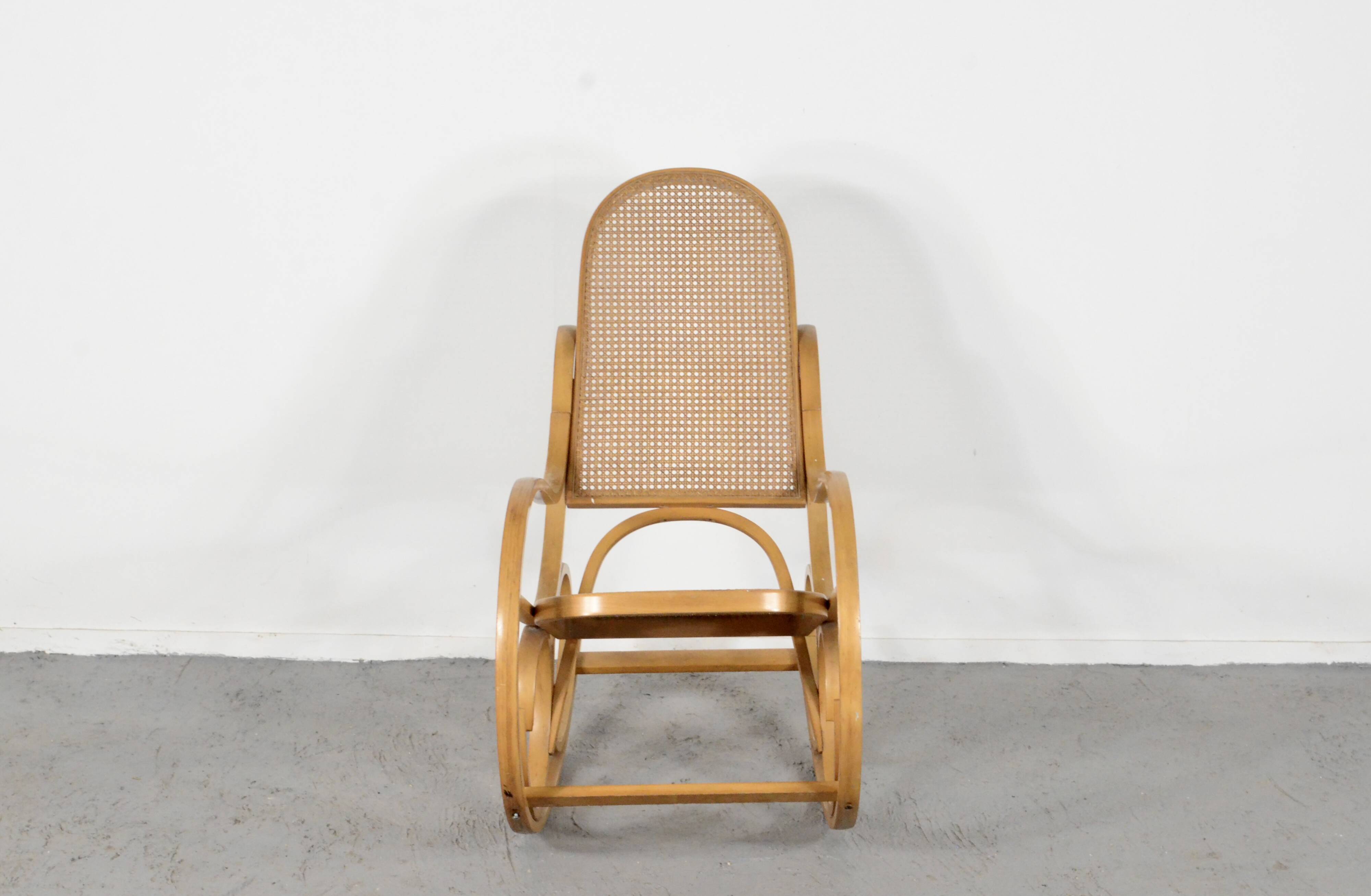 Fauteuil à bascule italien Luigi Crassevig en bois courbé