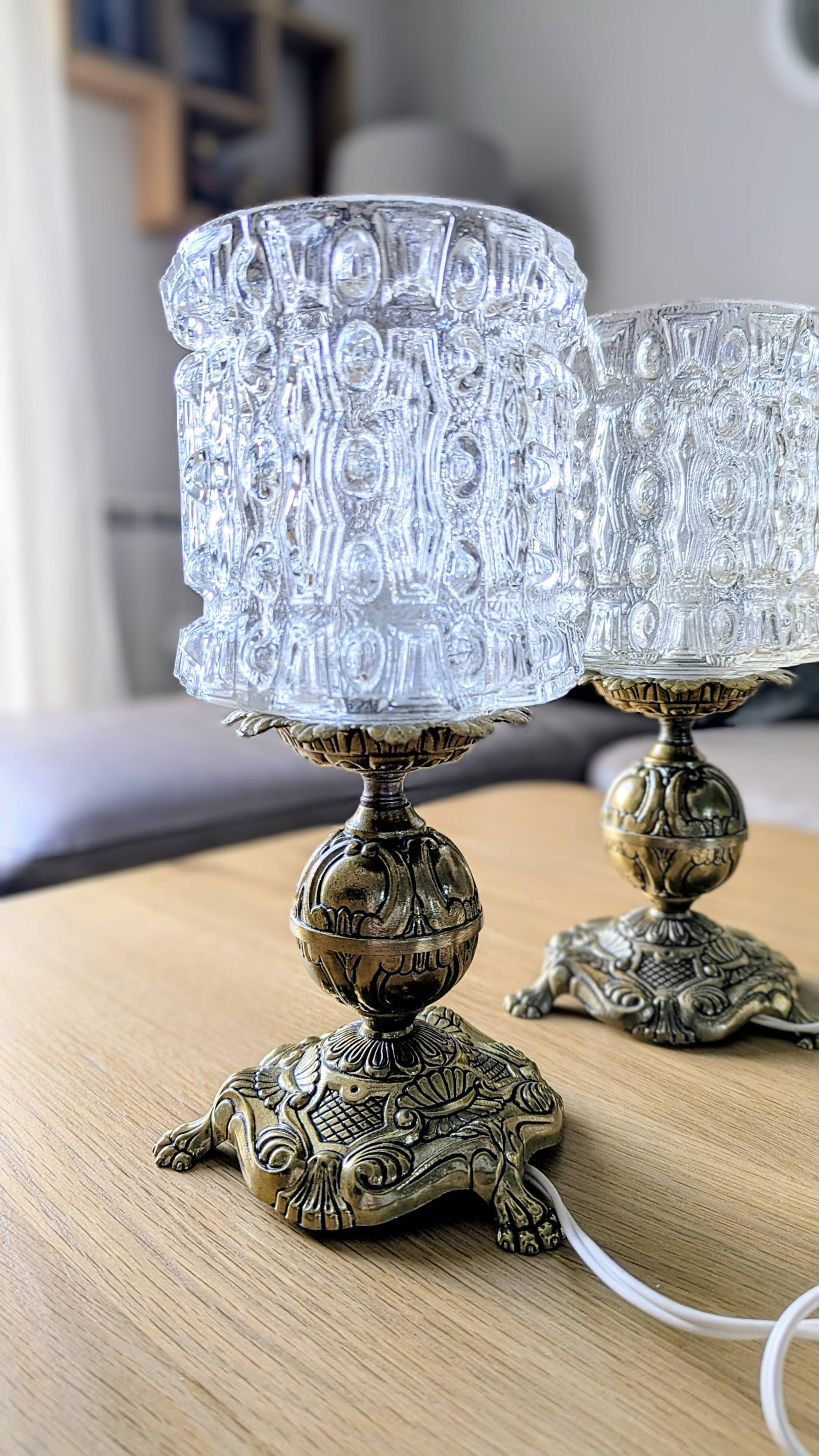 Pair of table lamps with globes (L-0182)