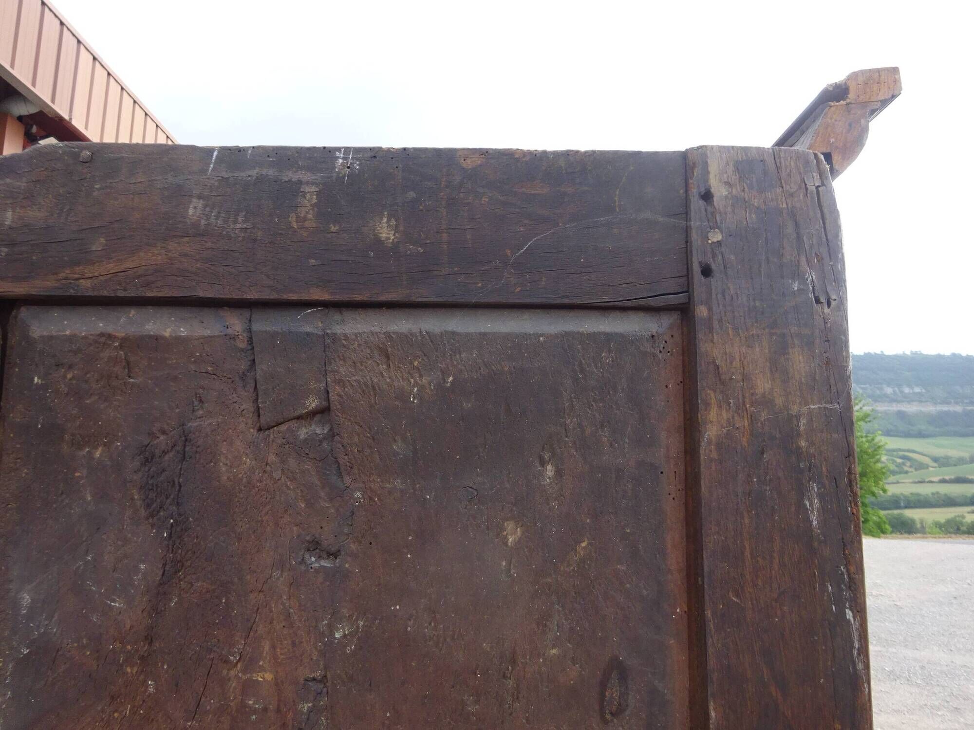 Ancienne armoire Louis XIII en noyer massif