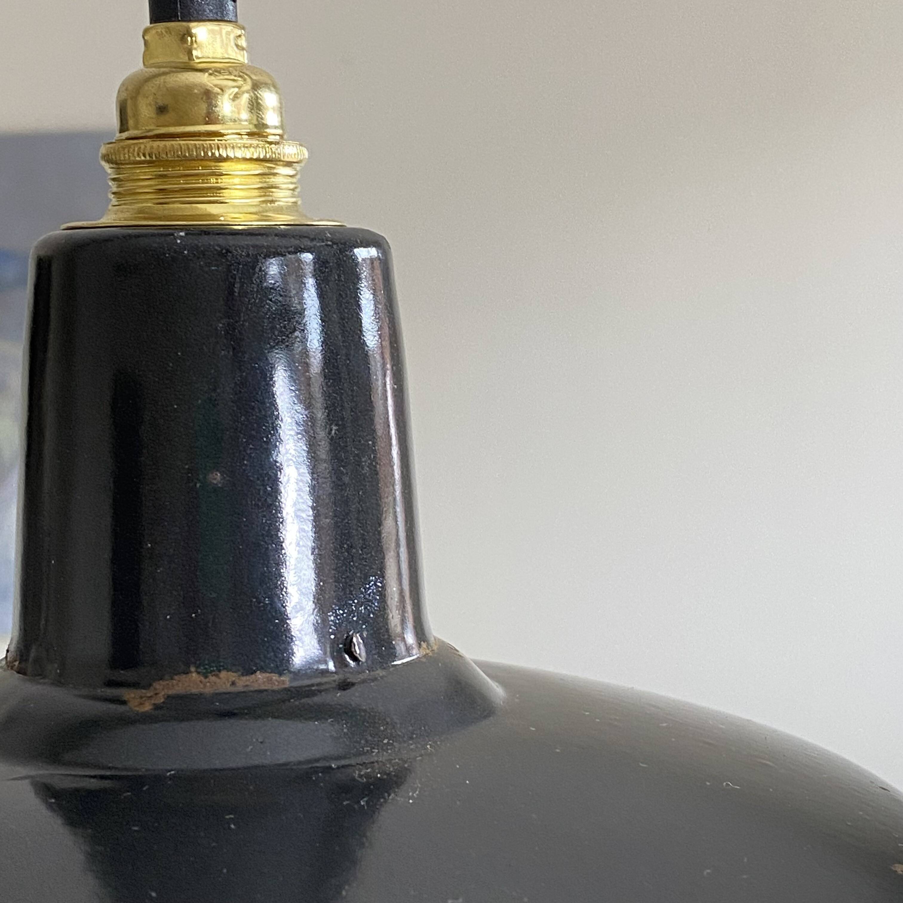 Suspension antique lampshade in black enamelled sheet metal.
