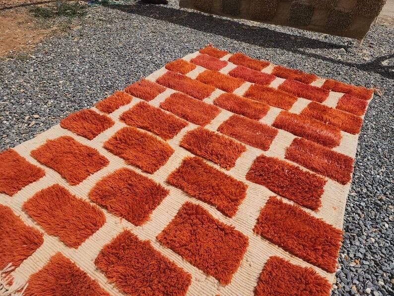 Large Moroccan Berber rug in orange and ecru wool, 400 x 300 cm.