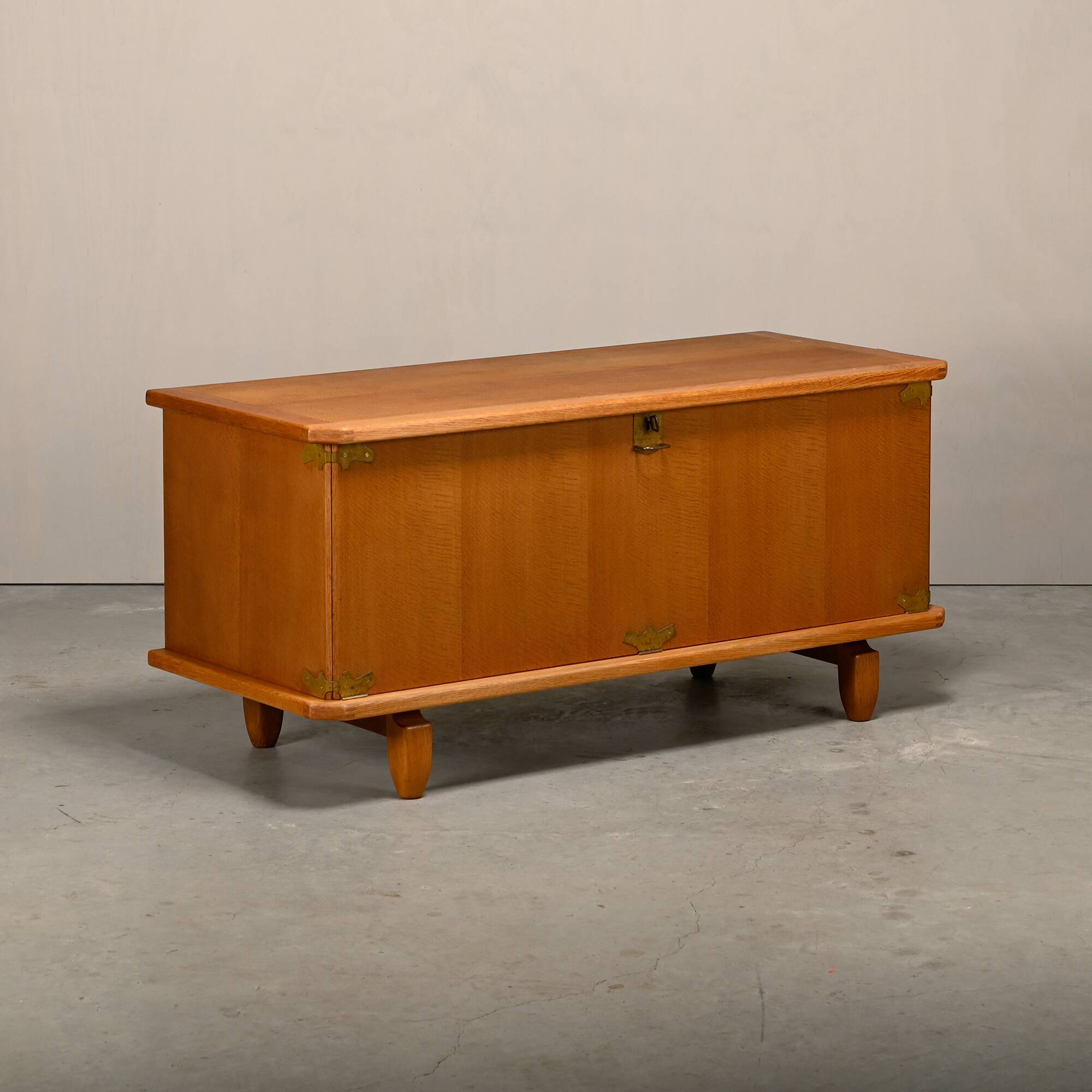Buffet bas en chêne avec des supports en laiton conçu par Henning Kjærnulf.
