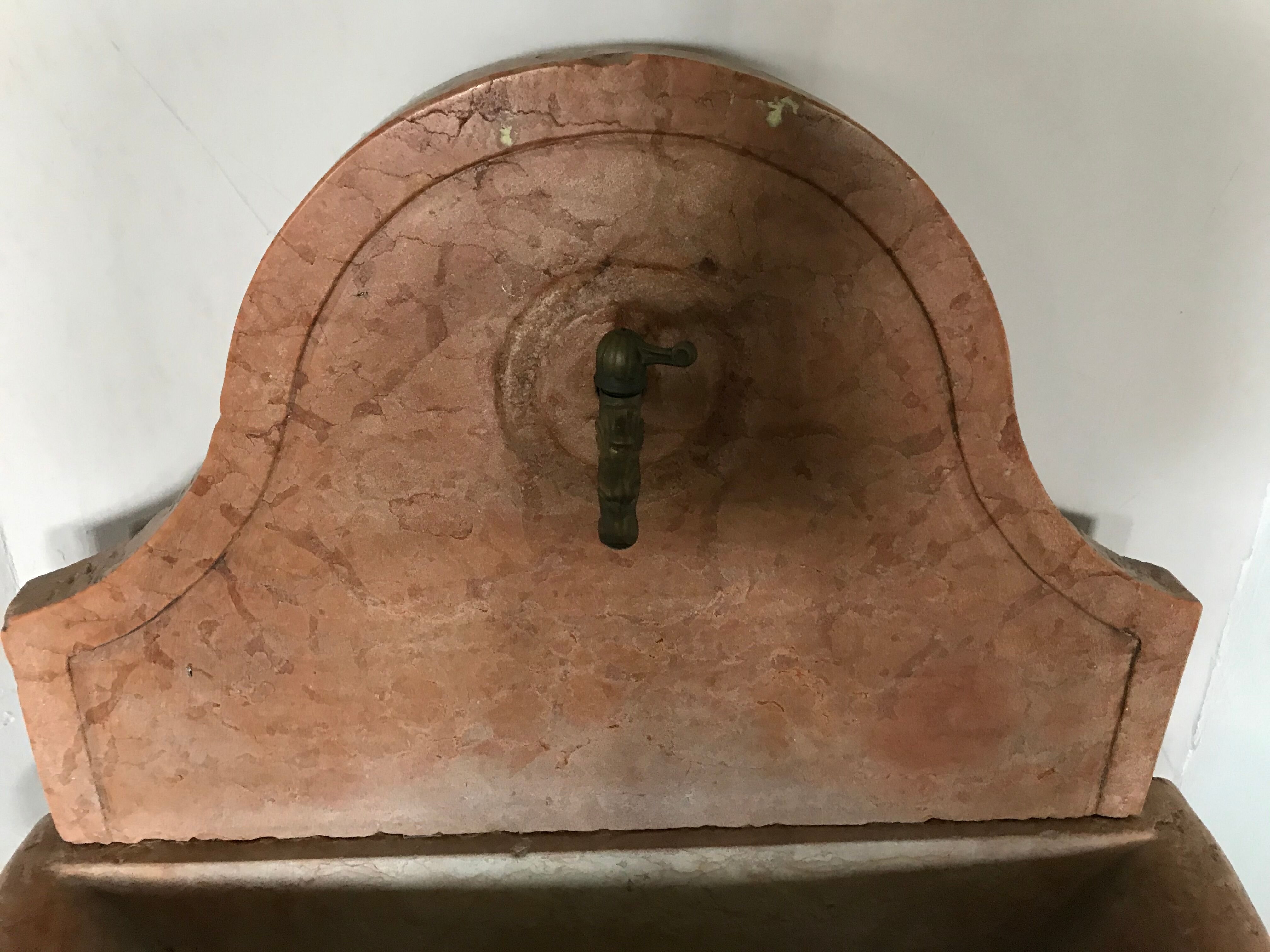 Important Verona marble fountain, vasque decorated with godrons