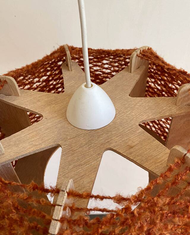 Stretched wool and wood suspension