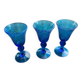 3 verres à vin en verre bulle et soufflé bleu de style verrerie de biot