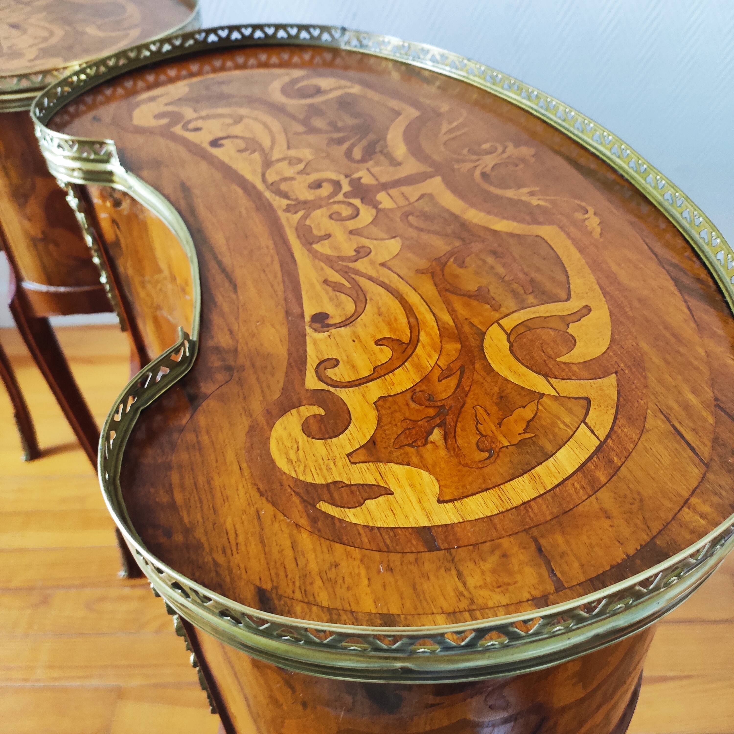 Paire de tables de chevet style Louis XV en bois marqueté