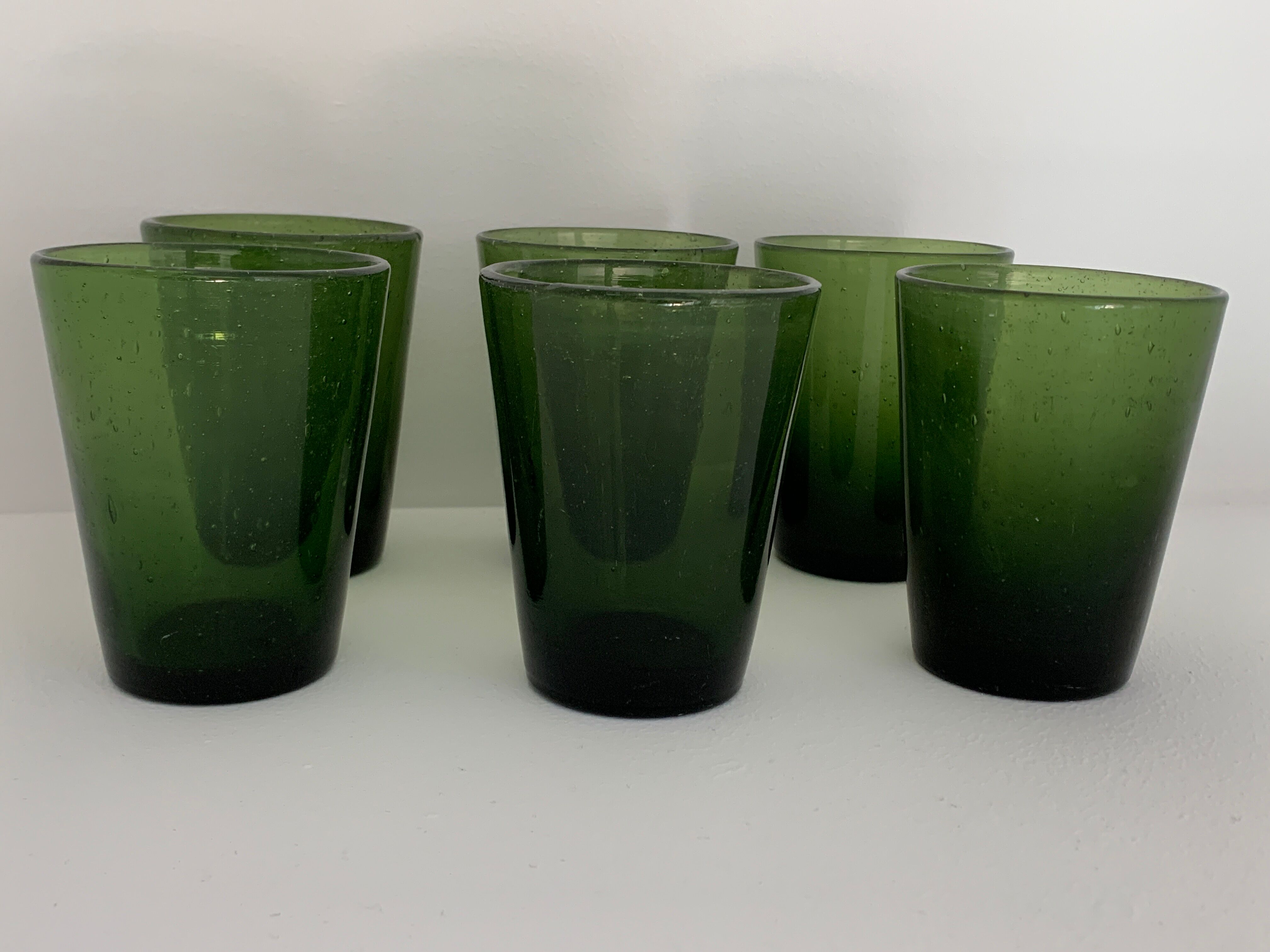 Carafe et 6 verres en verre vert bullé