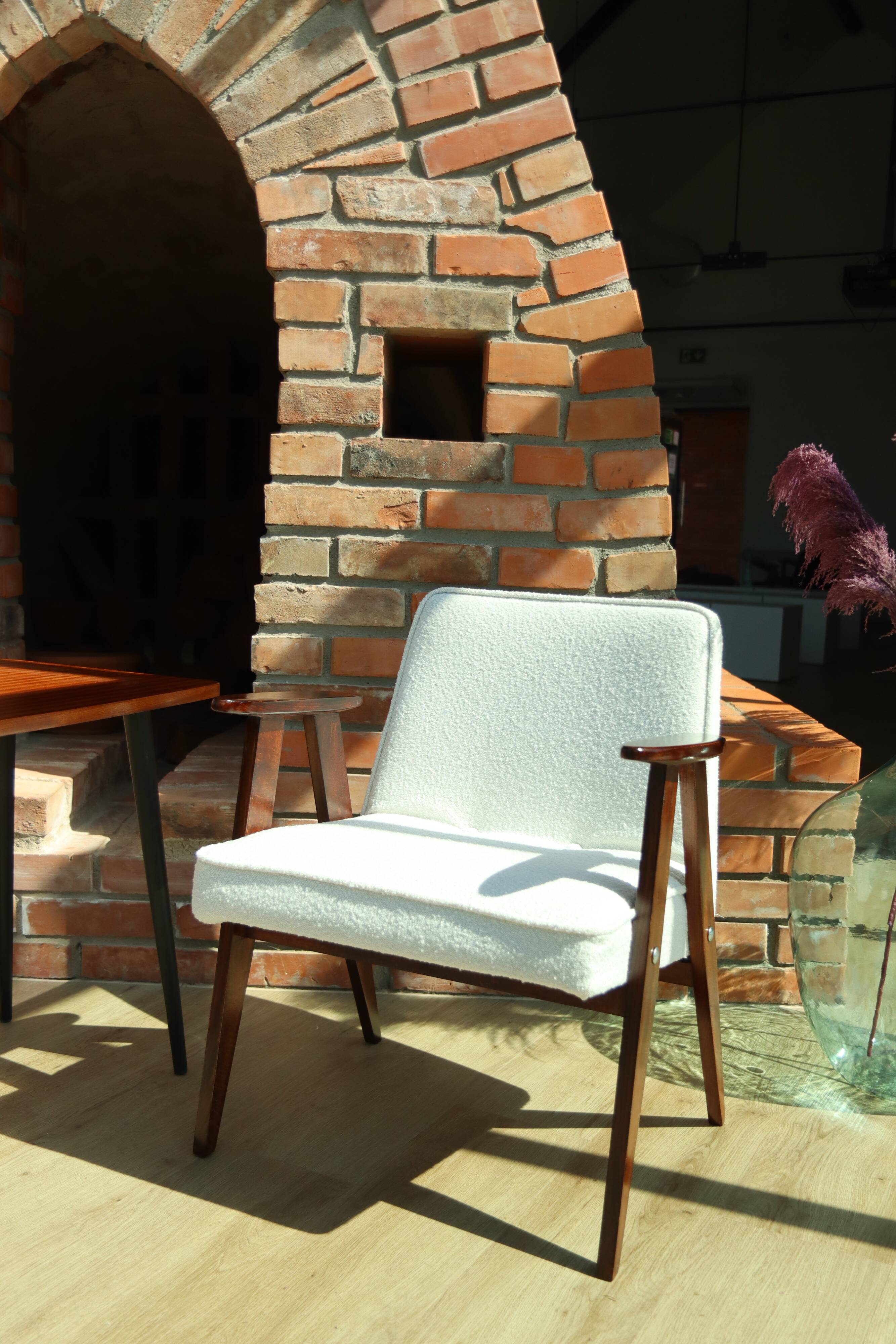 Fauteuil vintage Boucle Blanche par J. Chierowski n°366, 1960, Pologne Rénové en Bois de Hêtre Foncé