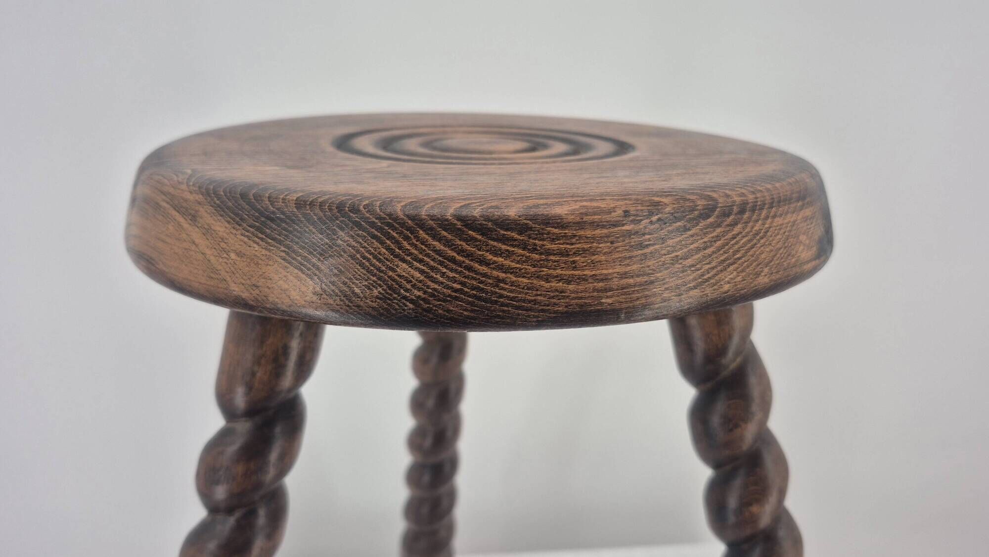 Tabouret brutaliste tripode en bois massif tourné