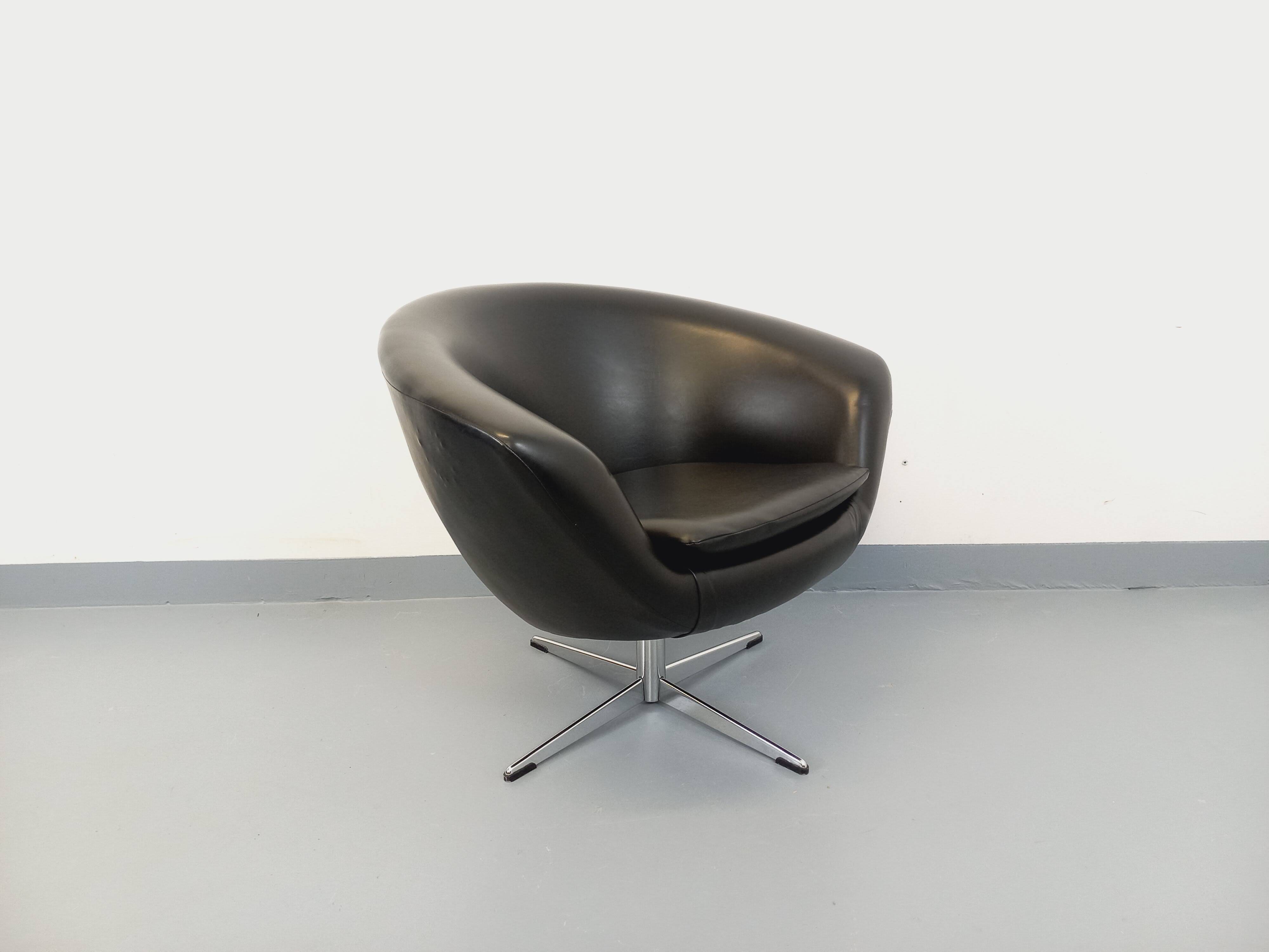 Vintage Scandinavian swivel chair in faux leather and chrome from the 1970s.