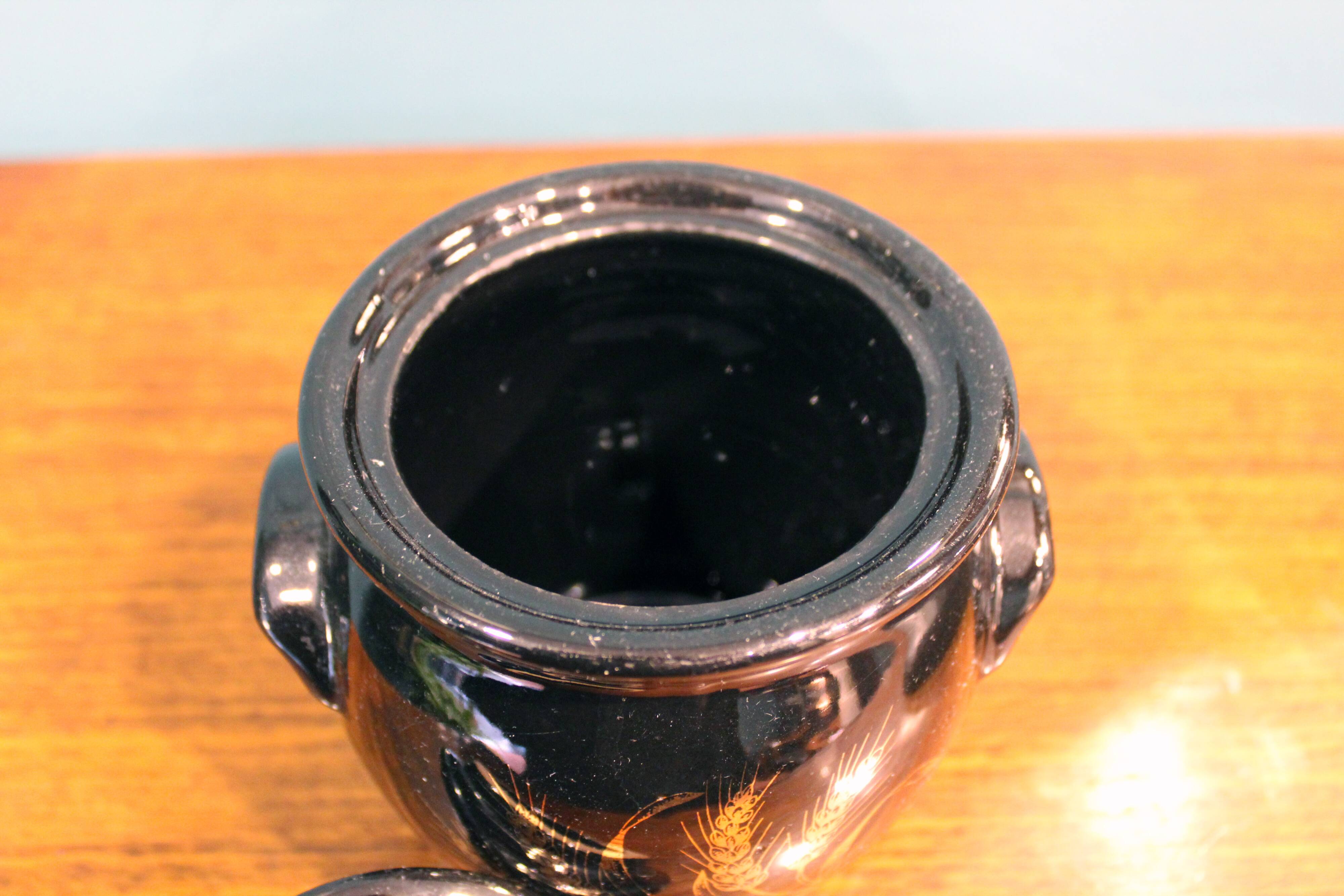 Vaso container, laccato black decorated in gold, France 1970s, in ottimo stato.